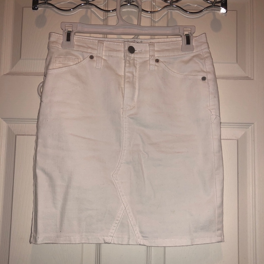 BRAND NEW Universal Thread white jean skirt size 2